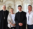 Abt Columban und Novize Frater Elija Maria mit den stolzen Eltern